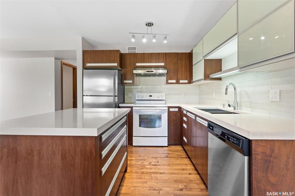 Willowgrove小区多窗大边户1340尺 3房3卫地下室装修安静联排出售。2013年建，步行至小学，购物，公园。背靠私密绿地，好采光，高档装修，新换地板，大理石台面，现代橱柜，不锈钢家电。全新刷漆。二楼3个大房间尺寸足，洗手间带天窗好采光。地下室完全装修有一个大家庭厅一个独 - 13