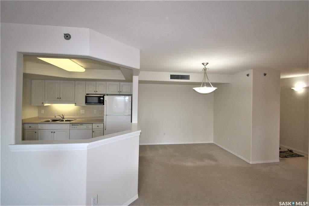 河东中心位置Main st，2003年建 超过1000 尺顶楼2室2卫公寓出售。近8街，大学等一切设施。安静高档公寓楼带电梯地下停车位。开放式设计，大窗户，采光好，带洗衣烘干设施，独立朝东大阳台和地下储物间。房屋状况好。挂牌价格 $229000。详情联系地产经纪Gary Gai - 6