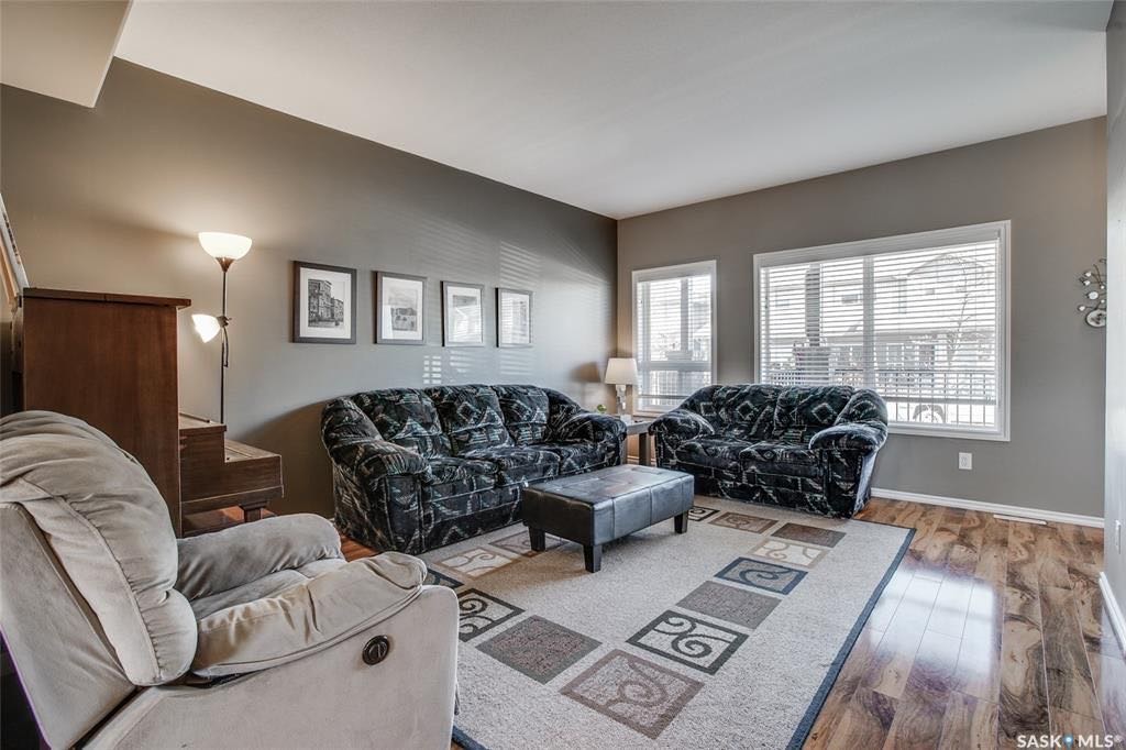 Willowgrove小区双车库4房4卫带独立院子联排屋出售。步行350米 至小学 近St Joseph 和Centennial百年高中。主卧带独立洗手间，地下室装修有一房一厅一卫，高档装修保养佳。挂牌价格：$339000。详情联系地产经纪Gary Gai - 4