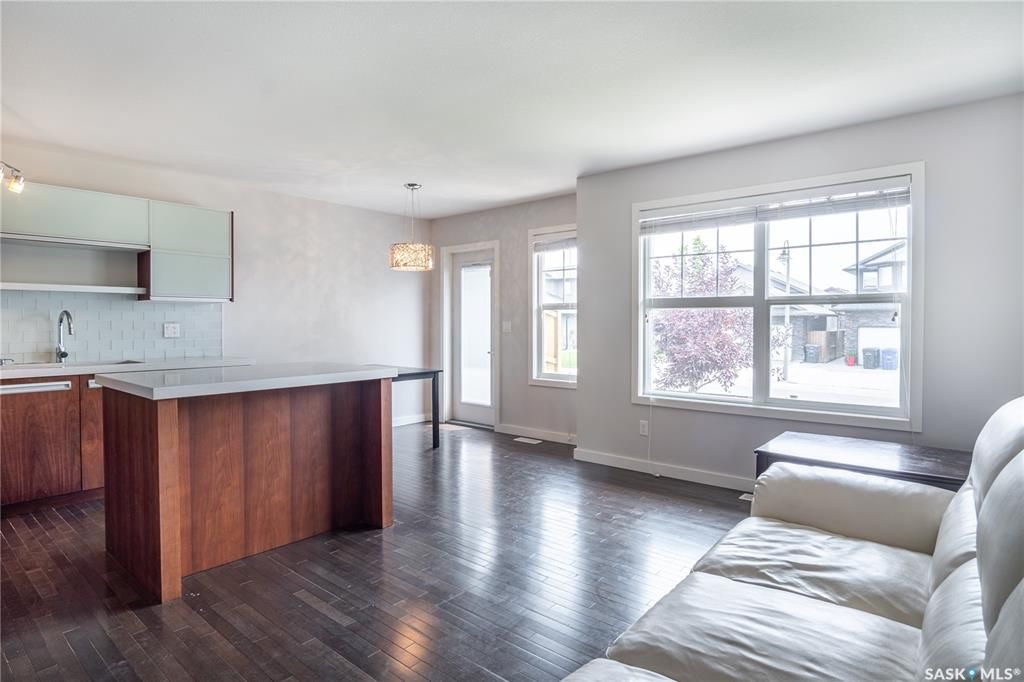 Stonebridge小区步行至小学，购物，公园。3房2卫联排屋出售。安静位置，背靠私密绿地，好采光，高档装修，实木地板，大理石台面，现代橱柜，不锈钢家电。二楼3个大房间尺寸足。地下室未装修。另有连房单车库，中央空调。挂牌价格$274900。详情请联系地产经纪Gary Gai - 6