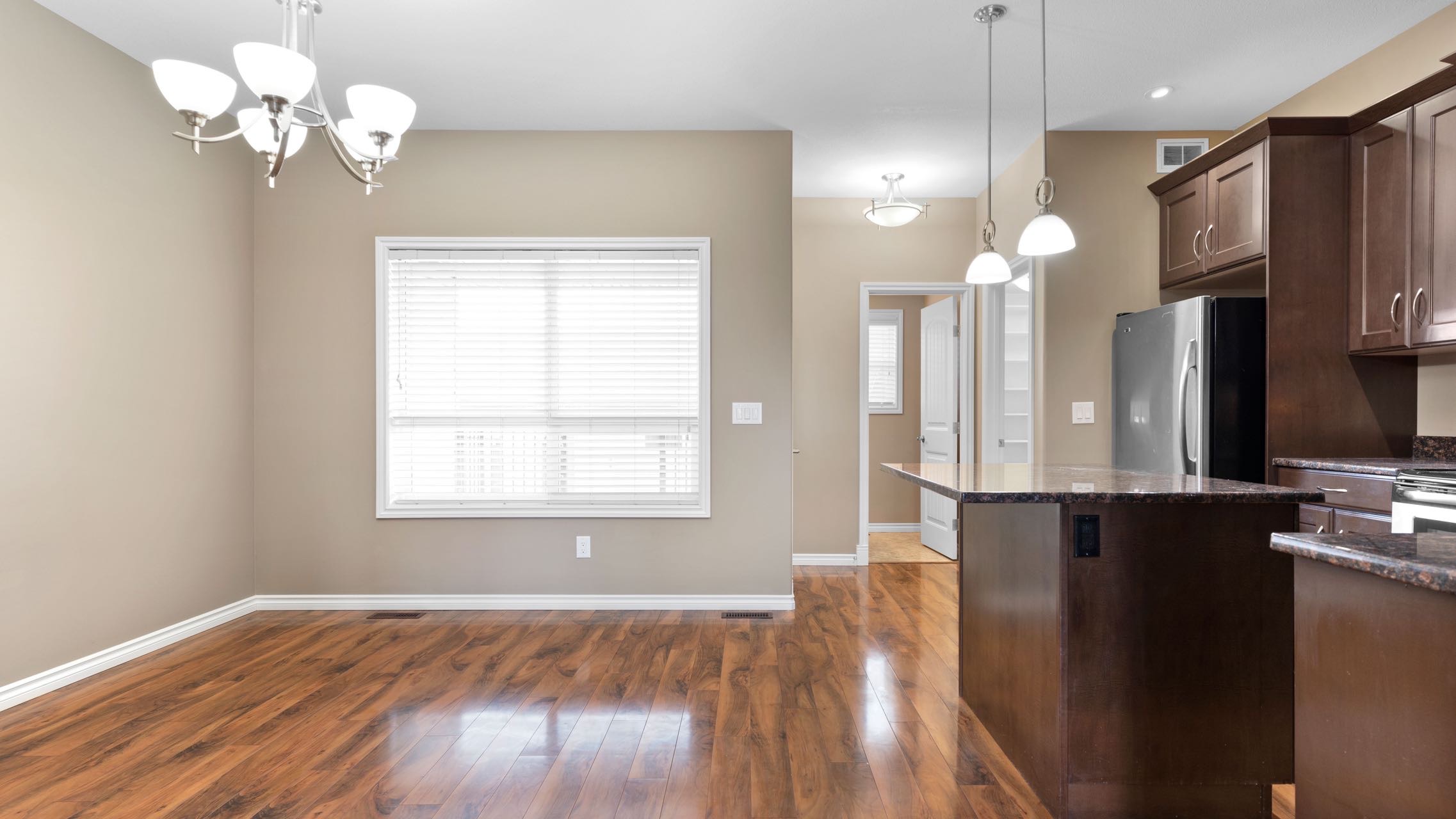 Willowgrove小区2012年建1315尺2房3卫联排别墅出售。房屋年代新，步行百米至两所小学和公园，近百年高中，近购物中心。一楼朝阳自然光充足，客厅宽敞明亮。9英尺挑高，高级复合板地板，全花岗岩台面，枫木橱柜，不锈钢厨房设备。二楼2个超大卧室均带独立洗手间和步入式衣柜。地 - 13