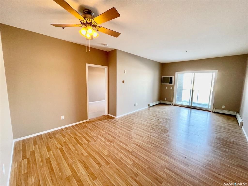 University Heights小区1000尺2房2卫高档公寓出售。2004年建，带1车库1车位。挑高层高，带独立阳台储物间，全新刷漆。楼内有健身房会议室。步行至百年高中，小学，公园，购物超市。挂牌价格 $199,900。详情联系地产经纪Gary Gai 盖王睿 306341 - 7