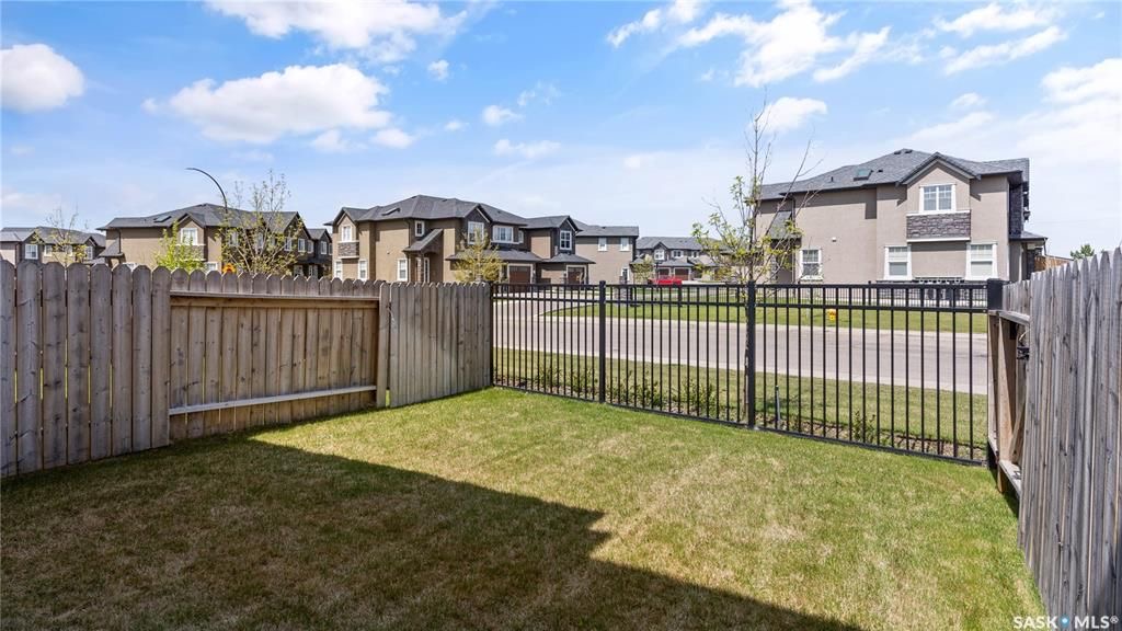 Willowgrove小区3房3卫，连体车库外加双车位，独立后院，联排出售。本地知名建商Riverbend，房屋保养如新。一楼9尺层高，高级复合地板，大理石台面，不锈钢家电。二楼3房2卫。主卧带独立洗手间和步入衣柜。地下室带2个窗户，未装修。后院另有独立带顶露台。位置步行至小学， - 22