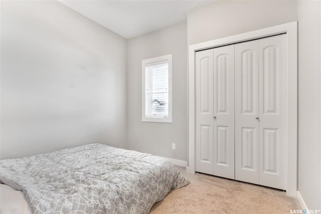 Evergreen小区1215尺错层独立屋出售, 本地西人业主，4房3卫，半地下室带合法出租1厅 1房间1卫分电表，独立出入独立洗衣烘干，另有1大活动空间用于主层住户使用，双车库外加1室外停车位，拐角地块多停车位，带露台，采光好，步行百米至两所小学及公园。 - 12