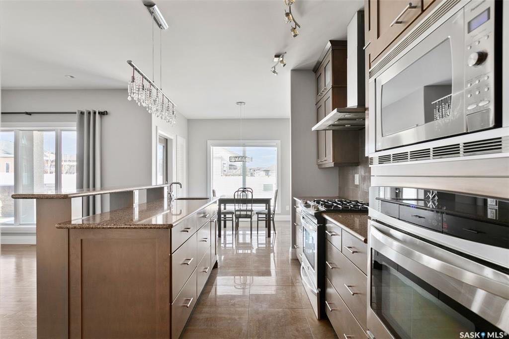 Willowgrove独立屋，室内面积2659尺 ，4房，4厅，5卫， 7223尺大地块，高档装修设备，天然气炉头，天然气地热覆盖，开价：$669900。 有意请联系地产经纪Gary Gai 3063413677 微信：gary3677 - 4