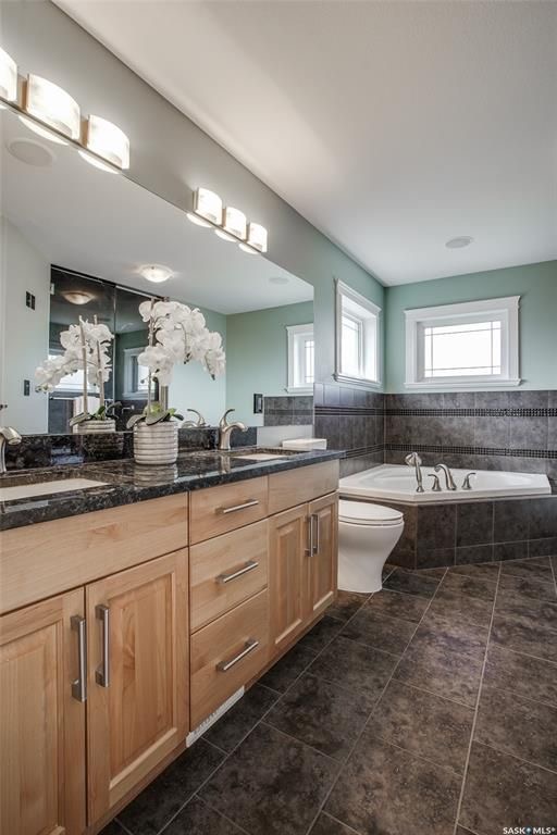 Evergreen小区核心安静路段，位于公园对面，近两所小学近1860尺两层独立屋出售 5房4卫，2011年建，三车库其中一个可通后院，高档装修，房屋保养佳：二楼大尺寸房间全实木地板，厨房卫浴大理石台面组合。地下室9尺层高装修有2房一厅一卫一吧台。开价：$619900。 - 9