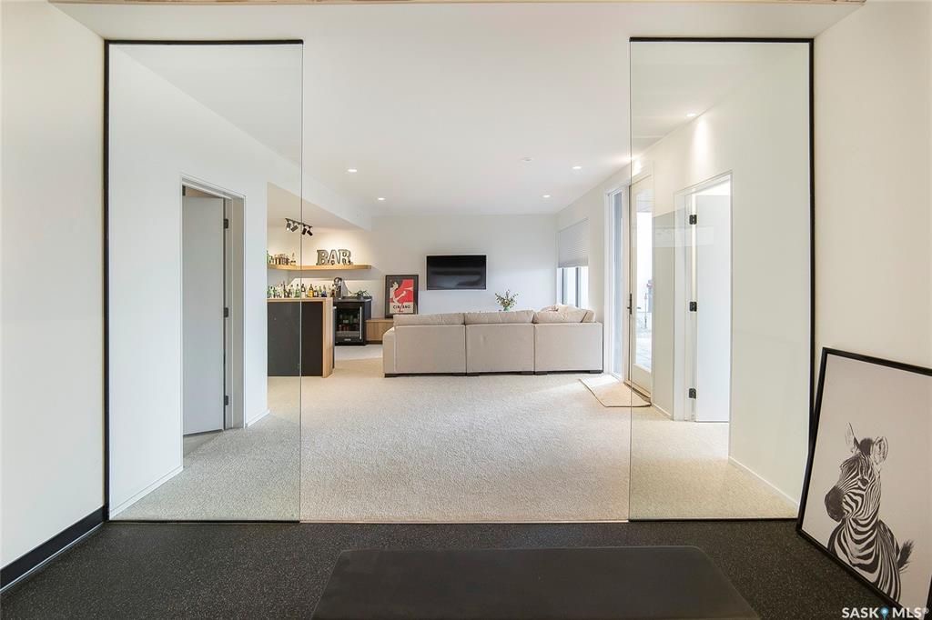 Aspen Ridge小区3600尺地下室步出式独立屋出售！超过5000尺居住面积，绝佳位置背靠自然保护野地，绝佳无遮挡小湖景视野。4房6卫双厨房（中式+西式+嵌入式德国米勒顶级家电), 室内室外独一无二顶级配置装修，全屋水泥地面高科技地热系统，全屋智能系统，7个天窗，白橡木加大 - 46