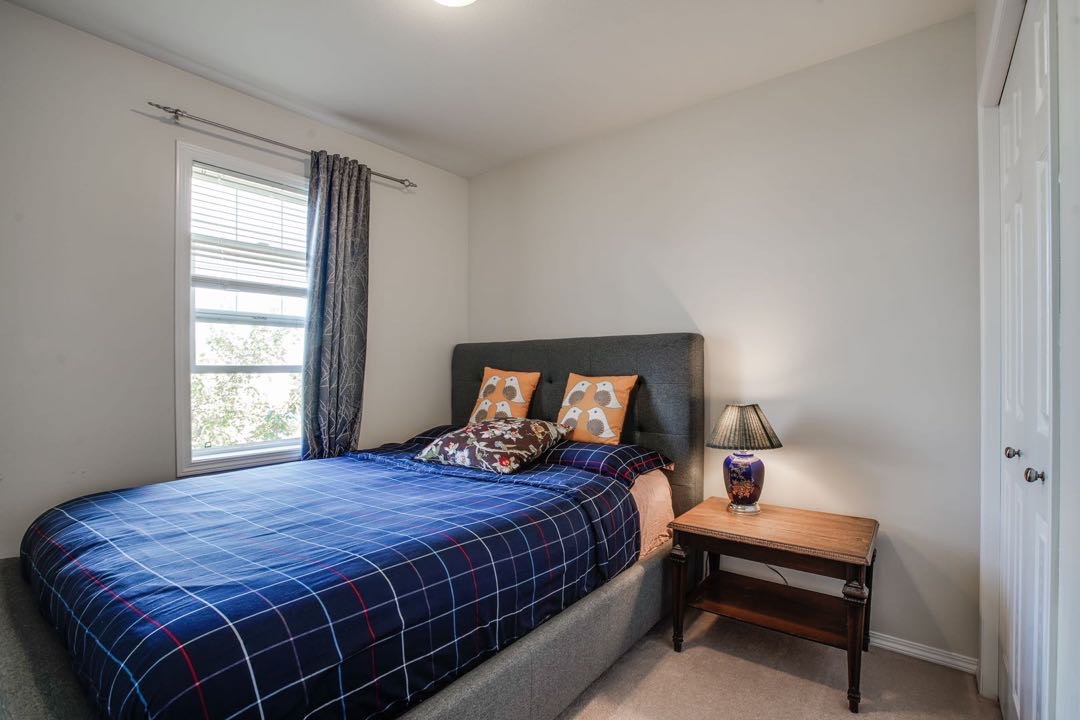 Lakewood小区3房2卫联排出租，2003年建，地下室完整装修有一大厅。边户，带私密独立露台。外带地上室外双车位。房屋状况新保养好。租金$1400/月包水，除雪除草。可含少量家具。一年起租约。不抽烟不养宠物。希望租客守法守信干净整洁。 - 7