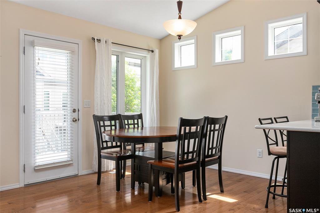 Willowgrove小区 3房3卫联排出售，步行100米 至小学，公园，附近购物，高中。边户，连房双车库外加双车位，一楼实木地板挑高顶开放厨房餐厅客厅，厨房理石台面配拐角储物间。二楼2大房间，半地下室大窗户一房/一厅一卫；大露台。安静封闭小区。房屋保养好 - 4