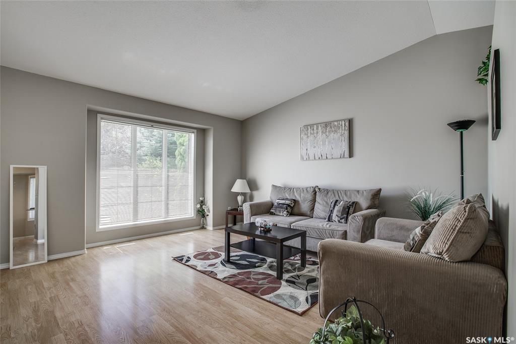 Lakeridge小区1995年建4房3卫3厅独立屋出售。尖顶挑高，3大卧室主卧带洗手间，半地下大活动厅，半地下大窗房间，私密大院子，双车库。保养佳，新刷漆。挂牌价格 $419000。详情联系地产经纪Gary Gai 盖王睿 3063413677 微信：gary3677 - 5