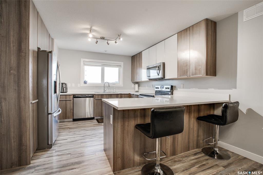 Evergreen小区1656尺4房4卫边户联排屋出售。安静位置，步行100米至两所小学，大公园。越层挑高顶，落地大窗户，彩光极好，高档装修，大理石台面，现代橱柜，不锈钢家电。大露台。主卧带独立洗手间大衣柜，地下室大窗户。 另有连房单车库，中央空调，换风系统。2015年建，房子状 - 7