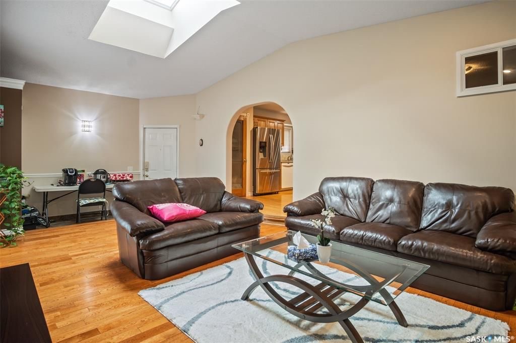 ERINDALE小区3室2卫1书房独立屋出售，1420尺。可以步行至两所小学以及两所高中。附近有商业区，购物方便。房屋保养好。一楼实木地板，开放式厨房，餐厅和一个带壁炉的家庭房。两间全尺寸卧室外加书房（可做卧室），地下室已装修，一个大家庭厅，一间卧室和一个洗手间。后院精心设计，大 - 7