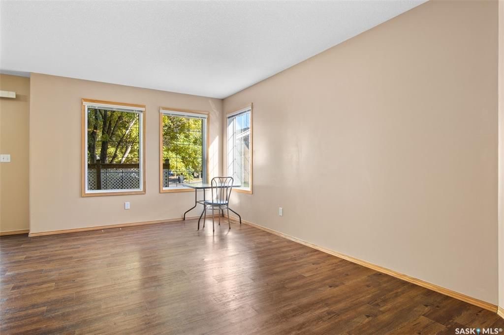 Erindale小区核心地段3室联排出售。1230尺，安静边户，多窗户，采光极好。步行百米至两所高中（百年高中，St Joseph），两所小学(Dr. John G. Egnatoff School and Catholic Father Robinson school)，附近商 - 7