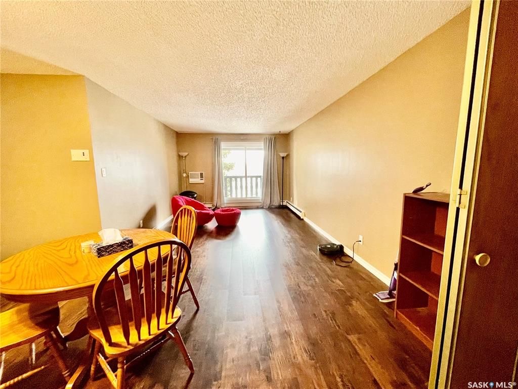 Wildwood小区828尺2室1卫公寓出售。位于近大学，近8街，近公园，商圈，且公交线路发达，交通便利。两间大尺寸卧室，各带大衣橱。3楼顶层边户安静，含阳台，一个地上车位，独立洗衣烘干机。挂牌价格：$125000。有意请联系地产经纪Gary Gai 盖王睿 3063413677 - 5