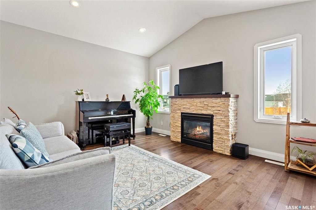 Evergreen 小区1477尺2013年建5房3错层独立屋出售，位置便利近两所小学，附近高中，购物广场。挑高天花板，实木地板，厨房不锈钢设备。主卧步入式衣橱，一楼和地下室层高均为9 feet，地下室装修有两房，一个大家庭厅，一卫。大院子连房子双车库。其他升级设备有，加湿器，中 - 8