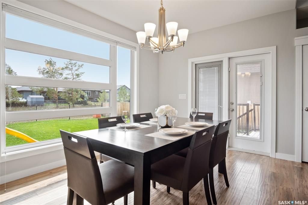 Evergreen小区最好核心路段近1935尺4房4卫双层独立屋出售，后院面积超大且背靠绿地无邻居，私密性强，且安静宜居。房屋年代新保养佳。房子朝南，朝向好且超大多窗户，阳光充足。厨房石英石台面，高级名牌厨房设备。二楼大尺寸房间，主卧地采暖，且风景好自带朝向后院的阳台。挑高层高2 - 7