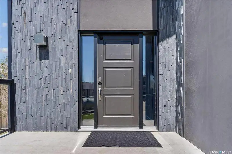 Willowgrove小区Blackrock建筑商两层4房4卫独立屋出售。位于小区安静私密钥匙扣路段，近小学，公园，购物。高档装修，三层窗户，实木地板，天然气石头装饰壁炉，枫木厨房大理石台面，升级洁具。二楼外加多功能厅。主卧带步入衣柜，豪华装修洗手间。地下室装修有一房一活动厅一卫 - 7