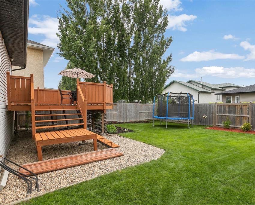 Willowgorve小区2005年建，接近1200尺错层独立屋出售，近Willowgrove小学，近St Joseph 和Centennial百年高中。共4房3卫（半地下有一办公室带窗户可用于第五个房间如果需要）。一楼挑高顶设计，主卧带完整洗手间，半地下大窗户 - 8