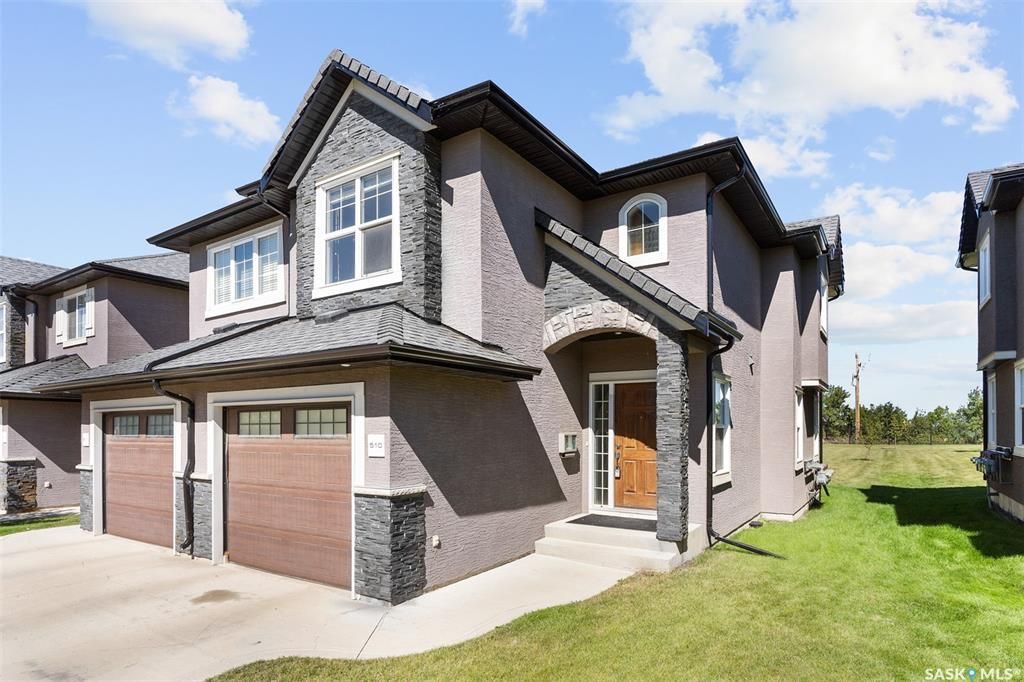 Willowgrove小区多窗大边户1340尺 3房3卫地下室装修安静联排出售。2013年建，步行至小学，购物，公园。背靠私密绿地，好采光，高档装修，新换地板，大理石台面，现代橱柜，不锈钢家电。全新刷漆。二楼3个大房间尺寸足，洗手间带天窗好采光。地下室完全装修有一个大家庭厅一个独 - 4