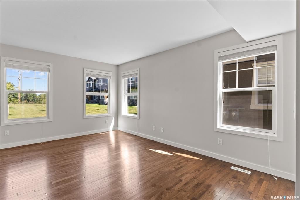 Willowgrove小区多窗大边户1340尺 3房3卫地下室装修安静联排出售。2013年建，步行至小学，购物，公园。背靠私密绿地，好采光，高档装修，新换地板，大理石台面，现代橱柜，不锈钢家电。全新刷漆。二楼3个大房间尺寸足，洗手间带天窗好采光。地下室完全装修有一个大家庭厅一个独 - 8