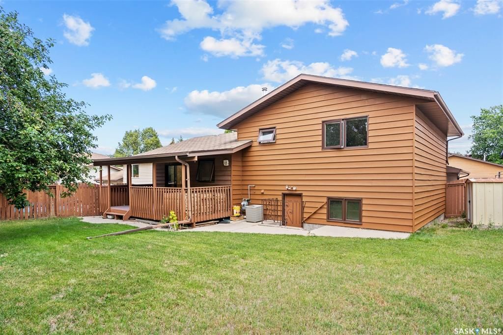 Lakeview小区步行至两所小学公园核心安静地段独立屋出售。4错层好采光，橡木橱柜，主卧带独立洗手间，第三层有超大家庭厅带经典吧台和独立出入门，洗手间有按摩浴缸。第四层装修有一个活动厅可作为第四个房间使用。大占地大院子，露台带顶棚。另有地下喷淋和全新换瓦片，部分更新新pvc窗户 - 20