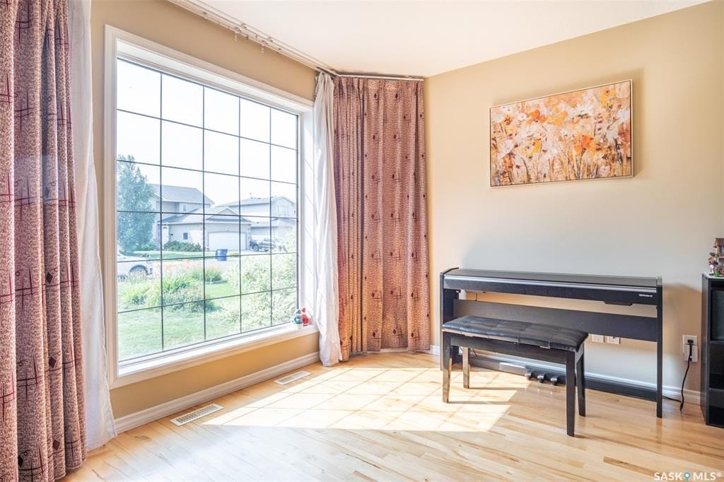 Willowgrove小区1825尺2005年建4房4卫独立屋出售，安静成熟区，绿树成荫，位置便利近两所willowgrove小学，高中，购物公园。新换瓦片；实木地板+枫木橱柜保养如新，大理石岛台。二楼有3个大房间2卫。室内阳光充足明亮，地下室装修有1大卧房1大多功能厅厅1卫。 - 5