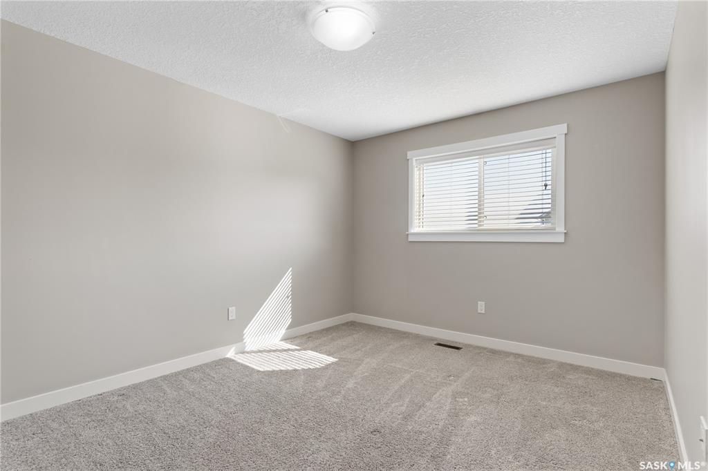 Warman临近高尔夫球场，2017年建1776尺3室3卫联排别墅出售。9ft挑高天花板，房屋保养好。一楼开放式设计，有一个壁炉，厨房带枫木带阻尼橱柜，石英石台面。二楼三间大面积房间，三个浴室和洗衣房。超大主卧带卫生间，装有多功能洗浴设备，双洗手台和步入式衣柜。地下室未装修，带大 - 18