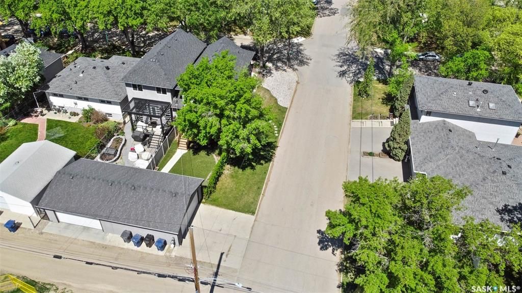 Holliston小区核心区域2012年建1625尺5房4卫半独立屋出售，步行可至学校,公园,8街购物。绝佳拐角边户，带双车库外加双车位，多窗户采光好。一楼9尺层高，双厅带实木地板，厨房大理石台面，枫木橱柜，不锈钢家电。二楼三个大卧室，主卧带独立洗手间全大理石洗手台面。地下室有独 - 5