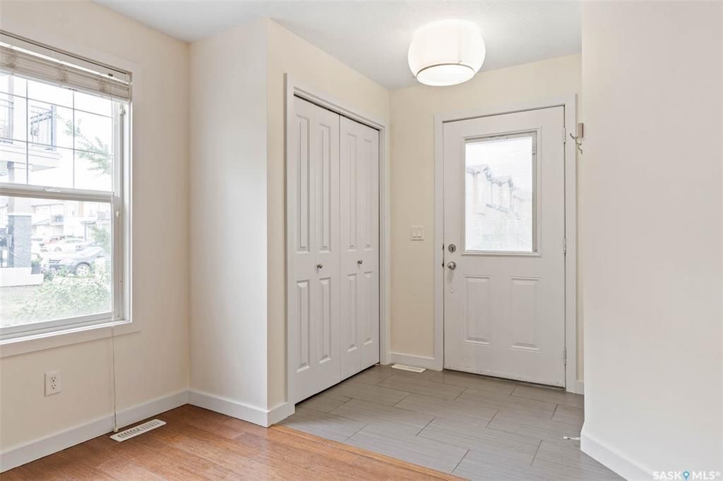 Willowgrove 小区两房一卫带未装修地下室边户联排出售。高档装修，多窗户好采光，开放式设计，竹木地板，厨房大理石台面，现代带阻尼橱柜，不锈钢家电。洗手间瓷砖地板带浴缸。卧室合成板地板。全新刷漆。外带一个室外停车位。小区内有健身房，游泳池等公共设施。位置方便近公园，学校，购 - 7