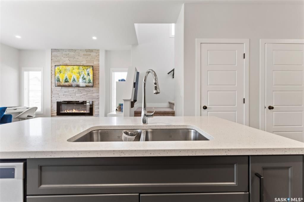 Evergreen小区2021年建1535尺3房3卫边户联排出售，带连房子双车库外加双车道，独立院子。一楼9尺层高，开放式设计，多窗户好采光。客厅带壁炉造型墙，厨房大理石台面，升级橱柜，另有独立收纳间，不锈钢家电，抽油烟机外排。二楼有3个大卧室外加一个多功能厅。主卧带步入式衣柜和 - 6