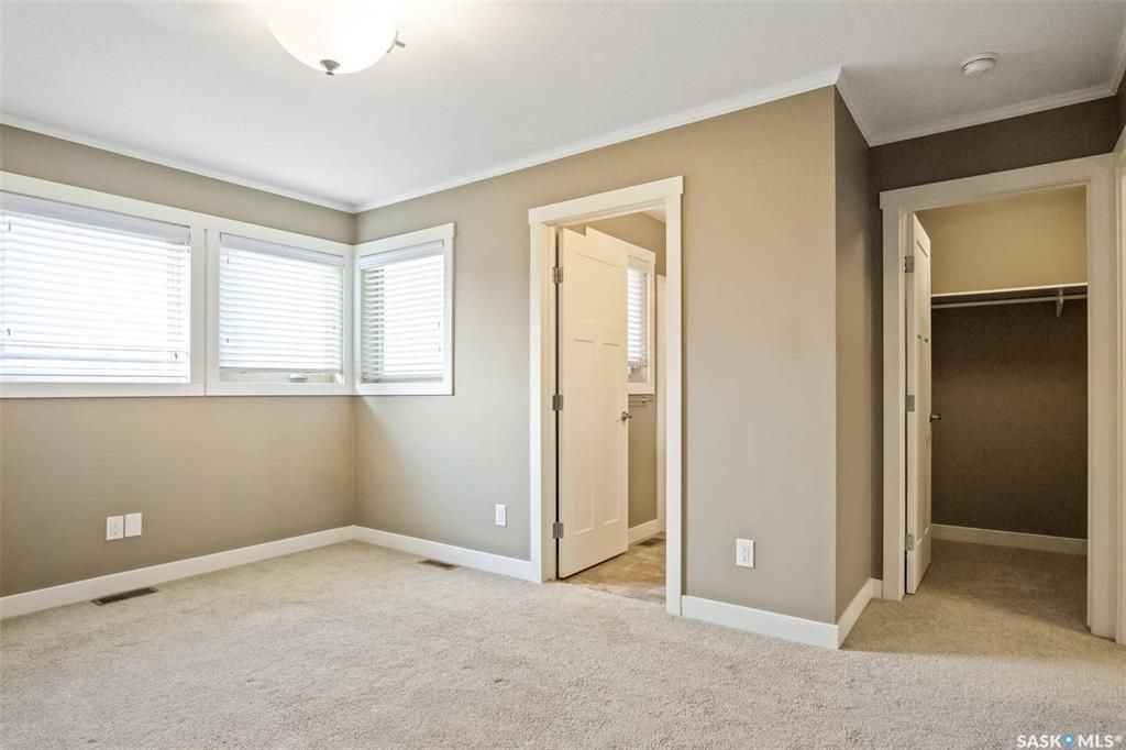 Willowgrove小区2013年建1360尺3房3卫联排别墅出售。房屋年代新，高档社区，整体保养得当。交通便利，可步行至两所学校和公园，近购物中心。一楼朝阳自然光充足，客厅宽敞明亮。一层9英尺挑高，高级复合板地板，全花岗岩台面，枫木橱柜，厨房设备齐全。二楼洗衣房，主卧带洗手间 - 9