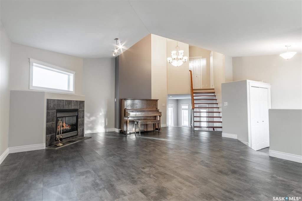 Briarwood小区1700尺双层独立屋出售。3房3卫独特户型，调高客厅，实木地板，多窗好采光，厨房橱柜充足，石面操作台。洗手间带按摩浴缸。地下室装修有一房一卫。加热双车库。成熟景观大院子。挂牌价格：$479900。详情请联系地产经纪Gary Gai 盖王睿 306341367 - 7