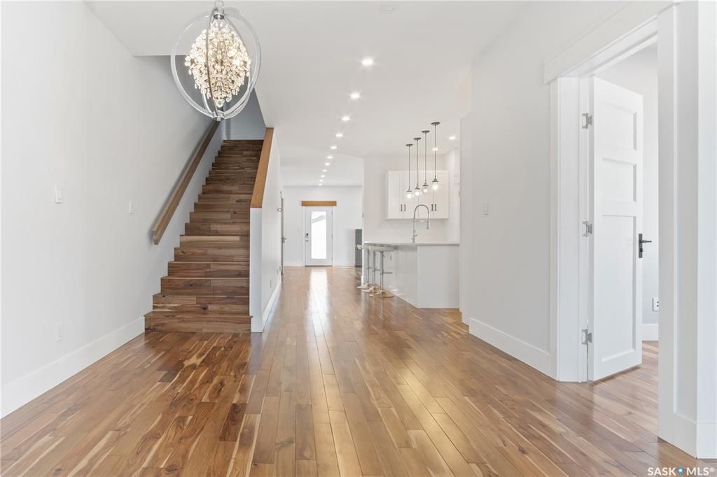 Aspen Ridge小区超大尺寸2016尺两层独立屋出售。好采光，保养如新，高档装修：9尺层高，实木地板，大理石台面，壁炉，不锈钢家电。主层有额外书房，二楼4个大卧室，地下室保温完成。带露台和独立双车库。挂牌价格：$499000。 有意请联系地产经纪Gary Gai 30634 - 7