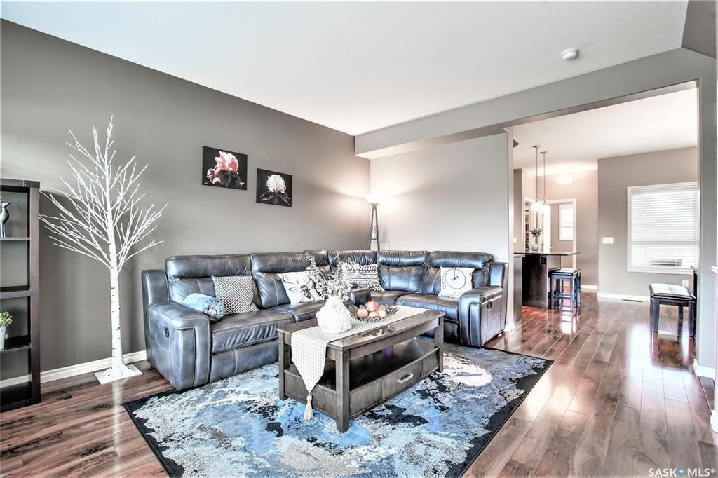 Willowgrove小区2012年建1320尺3房3卫联排别墅出售。房屋年代新，步行百米至两所小学和公园，近百年高中，近购物中心。一楼朝阳自然光充足，客厅宽敞明亮。9英尺挑高，高级复合板地板，全花岗岩台面，枫木橱柜，不锈钢厨房设备。二楼2个超大卧室均带独立洗手间和步入式衣柜。地 - 5