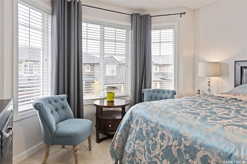 Willowgrove小区2014年建3房3卫联排别墅出售。本地人业主，地理位置安静私密，房屋年代新，整体保养好。交通便利，可步行至两所小学和公园，近百年高中，近购物中心。一楼多窗户朝南自然光充足，客厅宽敞明亮。实木地板，理石台面，纽约现代风橱柜，不锈钢家电。二楼3大卧室，主卧超 - 14