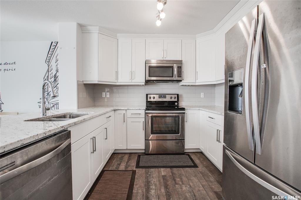 Stonebridge小区2016年新建1390尺独立屋出售。位置处于小区核心极为便利，可步行至小学和超市购物。完全装修，3房4卫（地下室带独立出入口，可以轻易隔出第四个房间如果需要） ，主卧带洗手间，状况如新。高档装修：升级地板橱柜，理石台面。后院朝南光线好。院子完工。 - 6