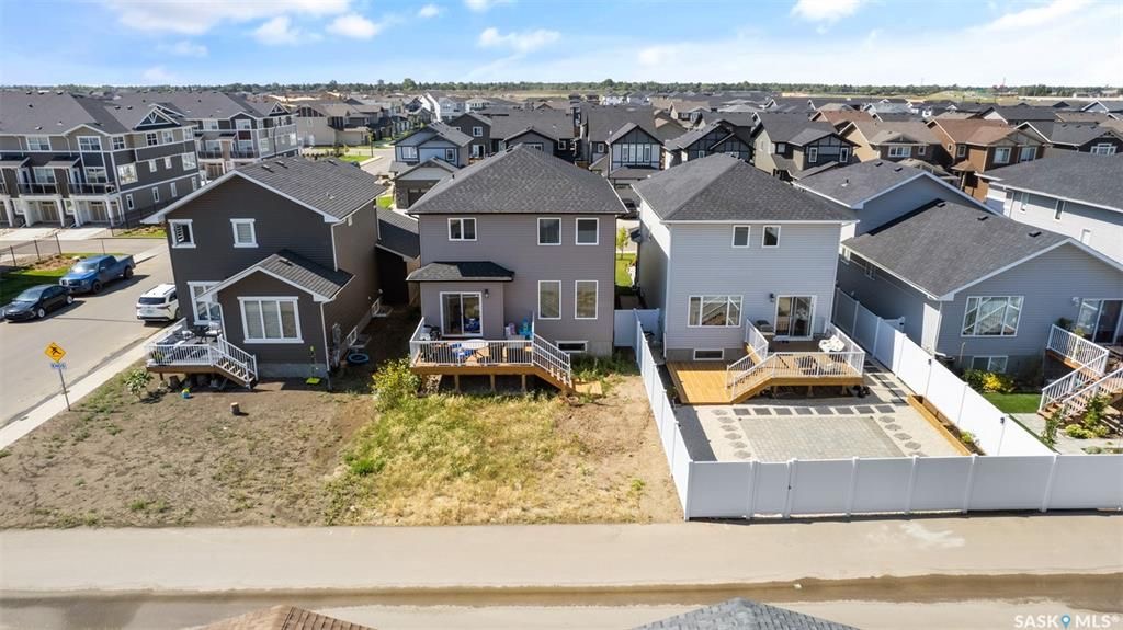 Brighton小区2019年建近2000尺4房4卫独立屋出售！院子私密不靠邻居，步行至公园，购物，及未来规划小学。1 楼9尺层高，带独立书房，开放式设计客厅带壁炉，厨房大理石台面，背景砖，高级不锈钢家电，带独立角柜。大窗户好朝向好彩光。二楼3个大卧室外加超大多功能厅，大主卧带步 - 32