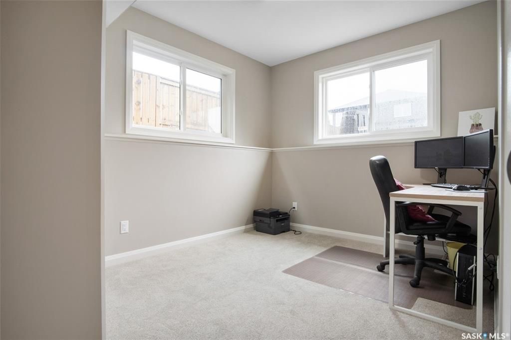 Evergreen 小区5房3卫错层独立屋出售，位于小区最优路段，安静宽敞私密，近小学，高中，公园，购物。高档装修，开放式设计，挑高尖顶，实木地板，飘窗，升级枫木厨房带不锈钢家电和角柜，全大理石台面及厨房背景砖，主卧带步入衣柜高档明卫干湿分离双洗手台洗手间，半地下室大窗户明亮如地 - 23