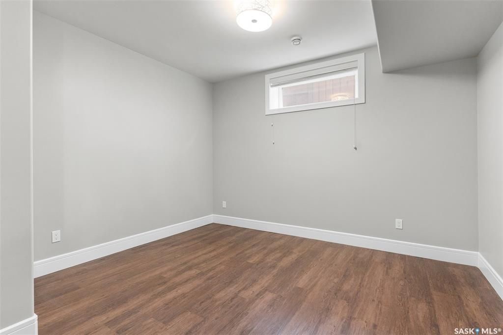 Rosewood小区核心安静路段，步行至小学公园，近2600尺5房5卫豪华装修独立屋出售。一楼入户挑高顶，超大独立办公室，实木地板，10尺层高，超大客厅天然气壁炉，开放式厨房，枫木橱柜到顶，大理石台面，天然气明火炉头。 二楼4房3卫。主卧带干湿分离洗手间地热，双洗手台，步入式衣柜 - 31