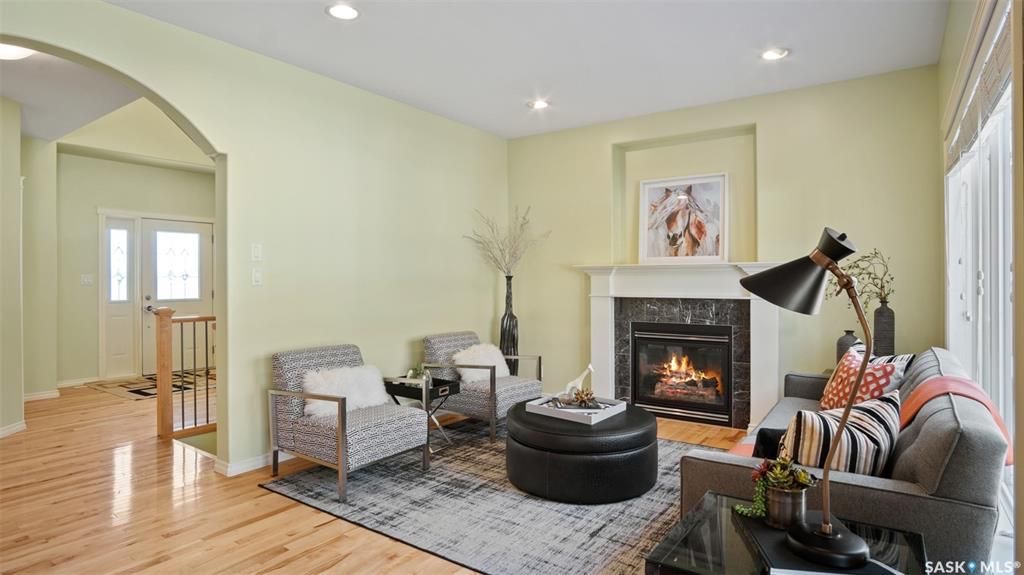 Briarwood小区超大2124尺2007年建3房3卫独立屋出售，大地块，安静成熟区，近公园，位置便利。高档装修：实木地板+枫木橱柜保养如新，大理石台面。二楼有3个大房间2卫。室内阳光充足明亮，另有1大多功能厅。大院子连房子双车库。地下室未装修,房屋保养好。挂牌价格 $5650 - 6