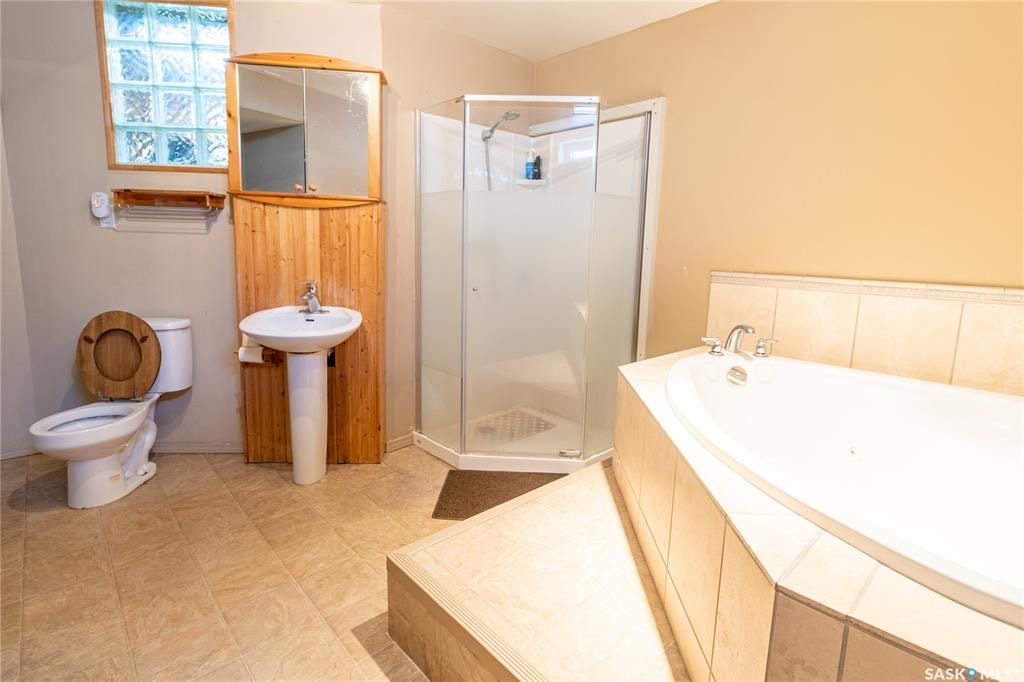 核心路段5房2卫大地双车库独立屋出售。步行百米至8街Greystone小学公园，8街Superstore购物。房屋近期升级有：PVC 窗户，合成木地板，橱柜，洗手间，热水器，屋顶瓦片。 地下室有独立出入，大窗户2房1厅1卫。水吧台带mini炉灶。可自住或投资出租。挂牌价格：$35 - 23