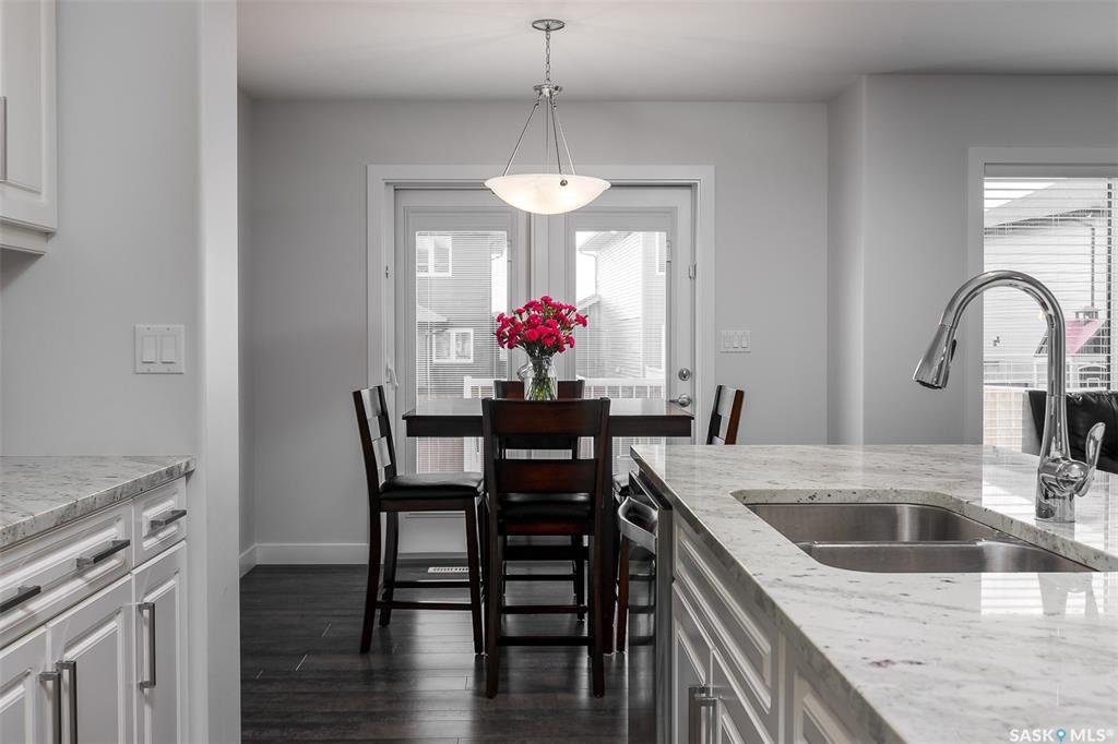 Stonebridge2016年新建1390尺独立屋出售。位置便利可步行至小学和超市购物。3房3卫 ，主卧带洗手间， 状况如新。高档装修：升级地板橱柜，理石台面。后院朝南光线好。院子完工地下室保温完成。带中央空调和新风系统。开价：$409000有意请联系地产经纪Gary Gai - 6