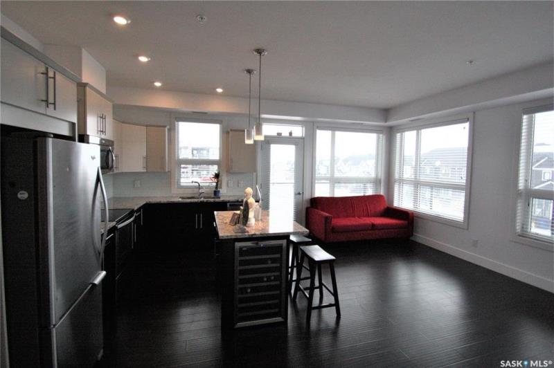 Evergreen 4年新2室公寓出售；1手本地西人业主，拐角边户多窗带超大露台 开价$262900 - 3