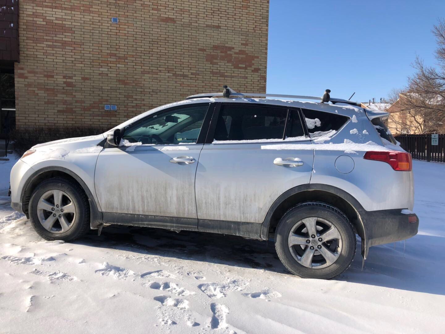 2014年RAV4 11.9km, 银色，带天窗，行李架，行车记录仪，倒车影像，出售，联系电话3064710687