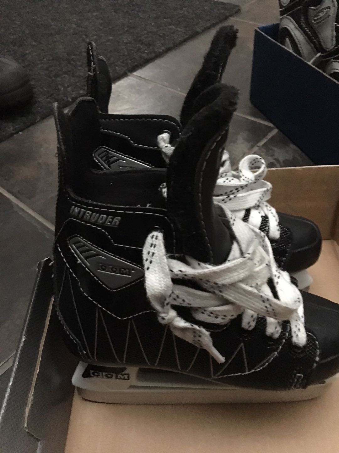 一手男孩冰鞋两双，20/双， - 2