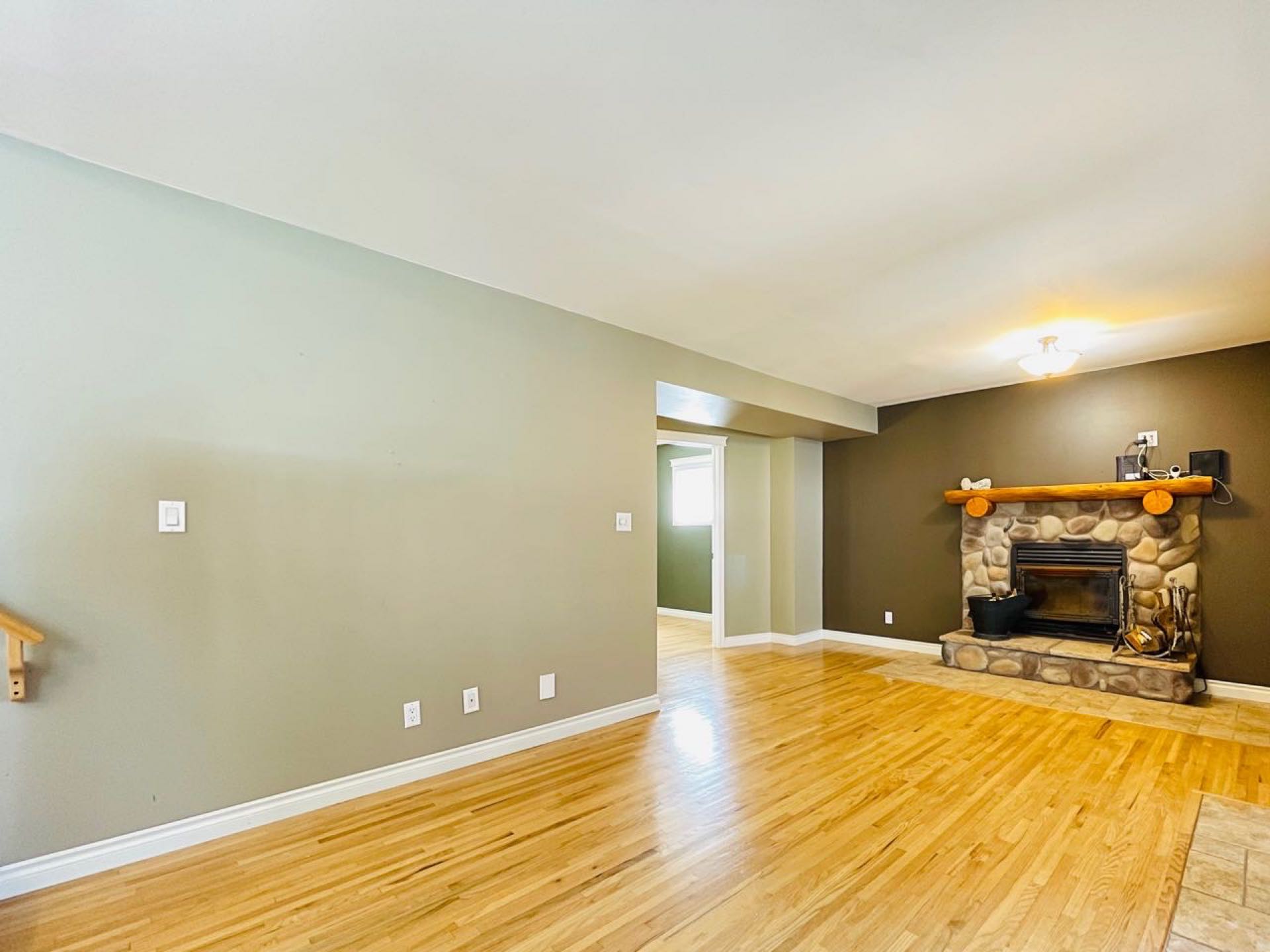 林与唐地产，Lakeview社区，维护超级良好的1600尺精致双层错层独栋出售！3房2卫，加热双车库外加分体单车库！挂牌价仅$449,900 - 9