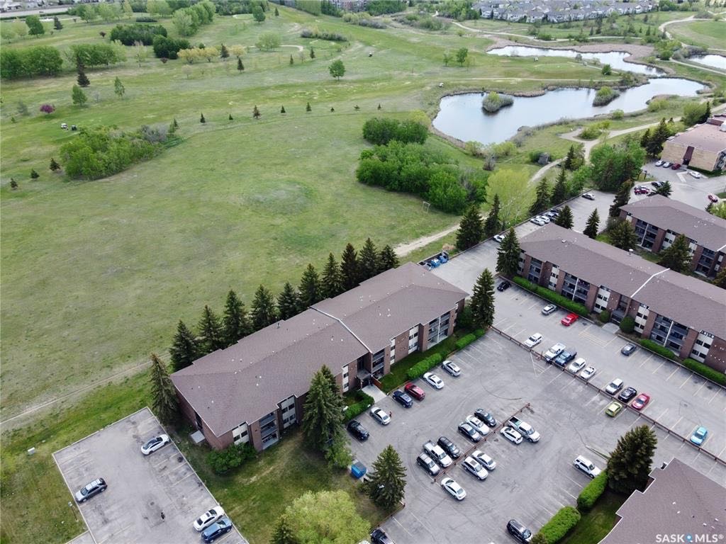 【萨屯房源】Wildwood社区公寓出售，831尺平层，2房1卫，套内洗衣房，阳台带储藏室，公寓楼背靠绿地，挂牌价仅：$128,800 