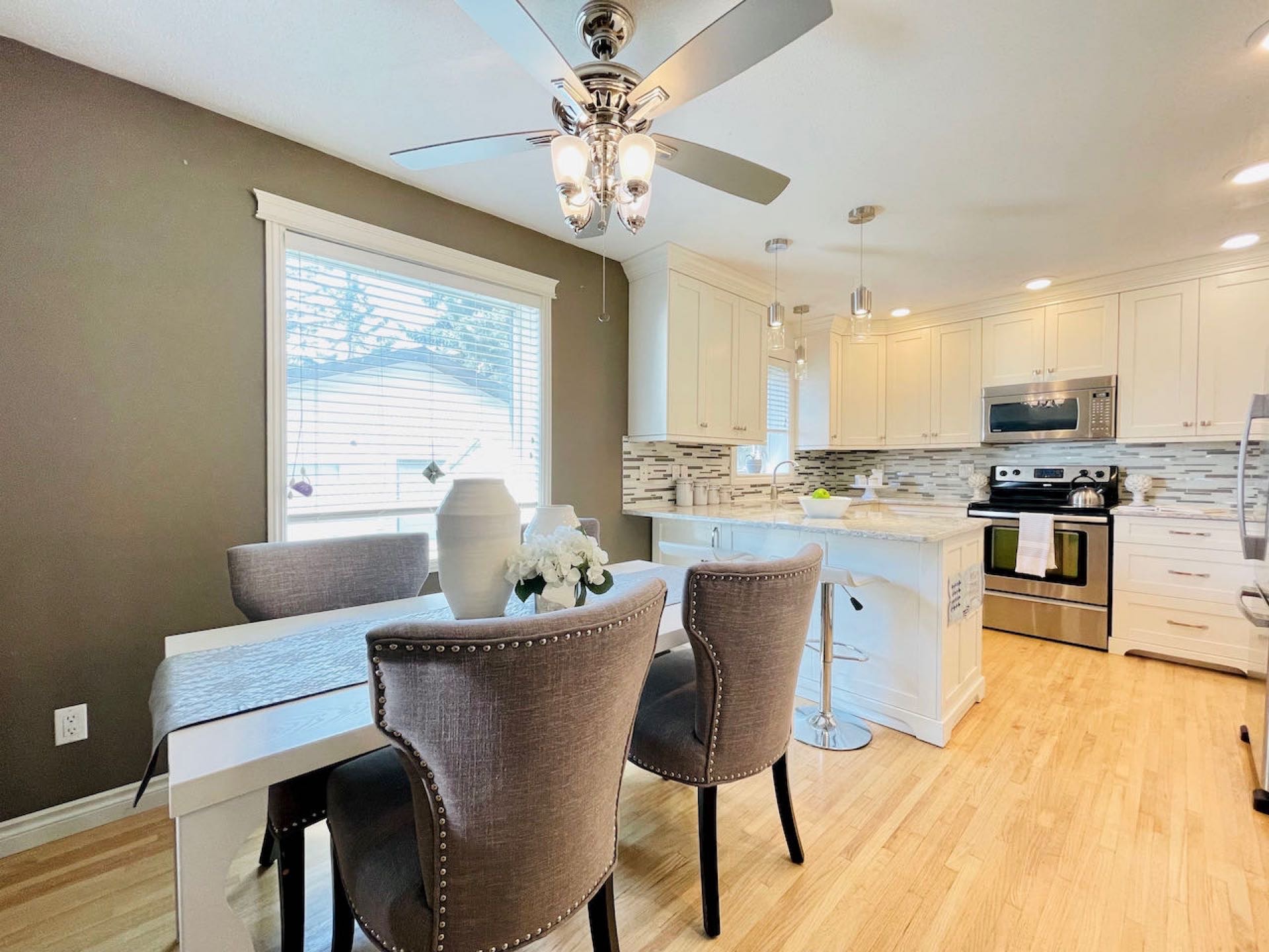 林与唐地产，Lakeview社区，维护超级良好的1600尺精致双层错层独栋出售！3房2卫，加热双车库外加分体单车库！挂牌价仅$449,900 - 3