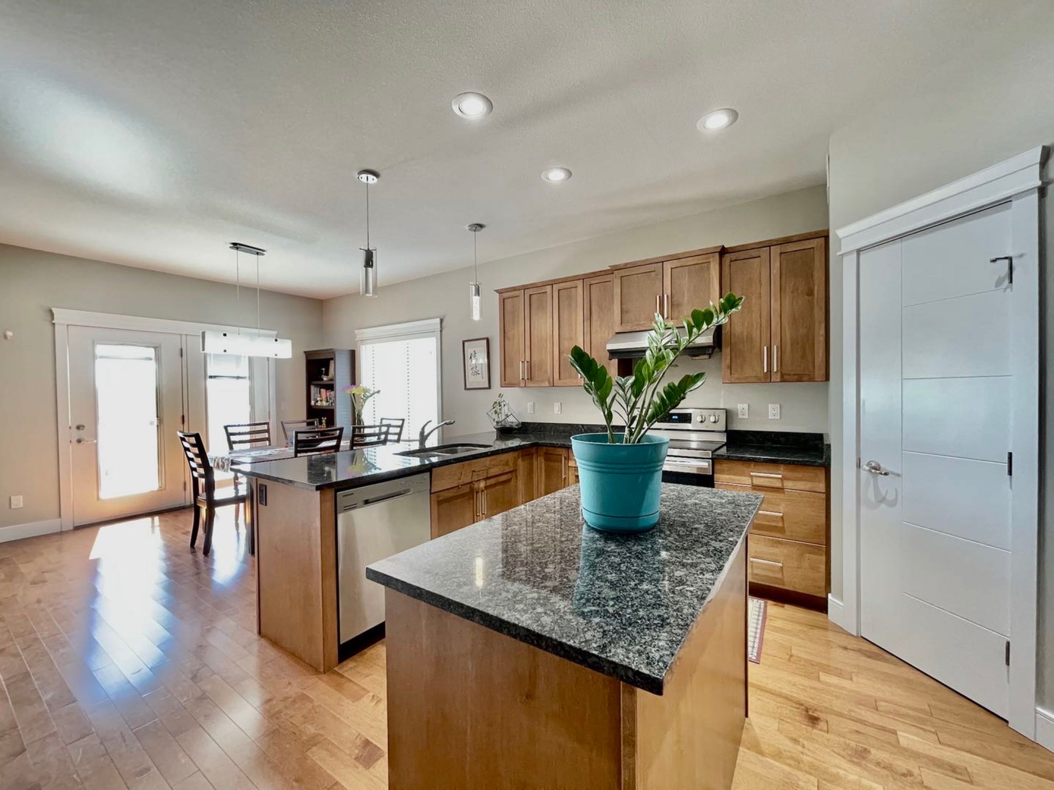 林与唐地产，Stonebridge成熟社区，无敌湖景双层独栋，Walkout步出式地下室，800米步行至Stonebridge小学, 2035尺，6室4卫双厨房！挂牌价$829,900. - 6