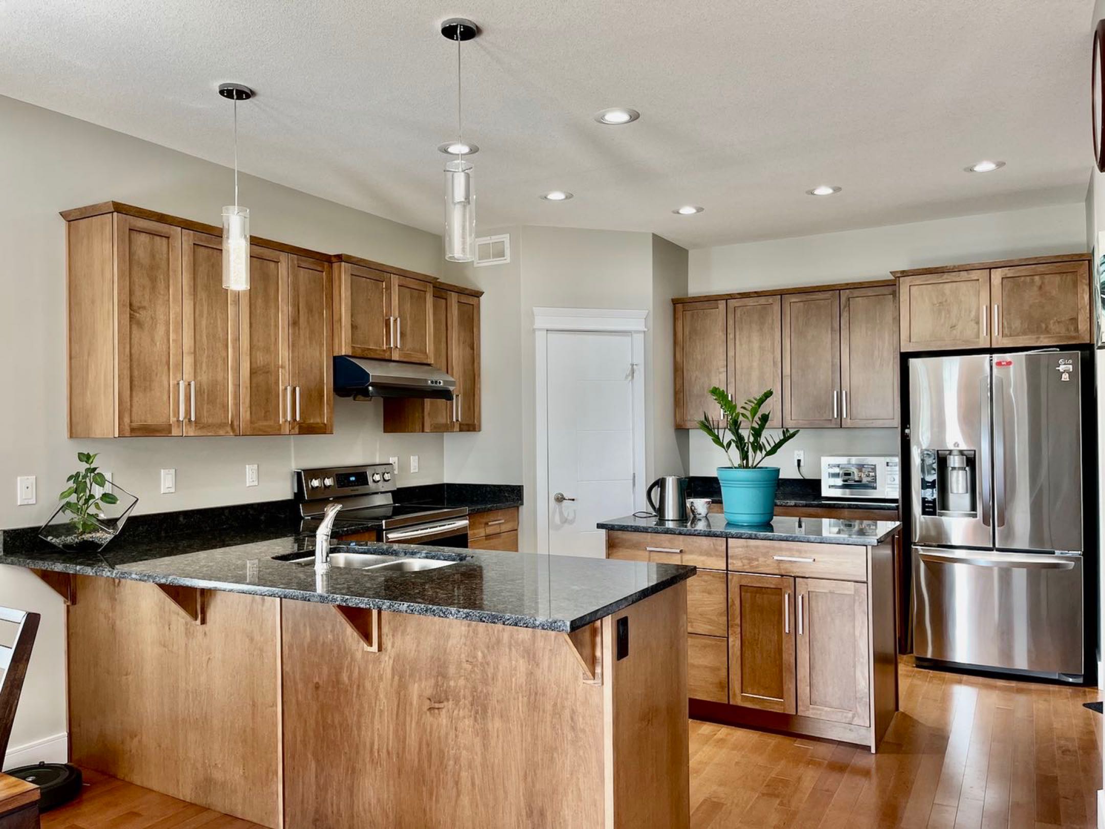 林与唐地产，Stonebridge成熟社区，无敌湖景双层独栋，Walkout步出式地下室，800米步行至Stonebridge小学, 2035尺，6室4卫双厨房！挂牌价$829,900. - 5